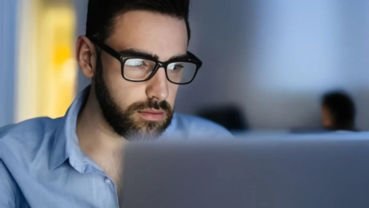 Persona frente al ordenador utilizando gafas de luz azul
